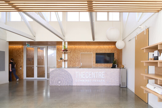 Centro de Saúde Integrada / Sarah Lake Architects - Fotografia de Interiores, Prateleira, Viga