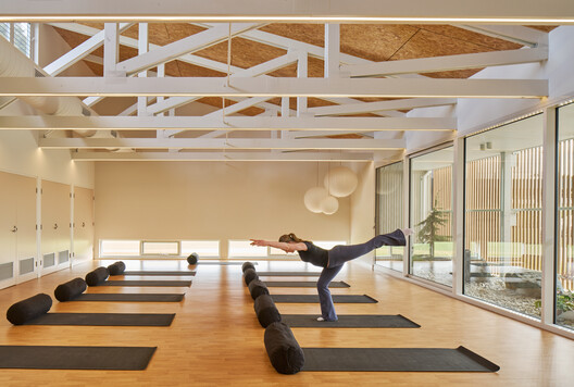 Centro de Saúde Integrada / Sarah Lake Architects - Fotografia de Interiores, Madeira, Viga
