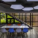 Tower 4B / Ho Khue Architects - fotografía de interiores, comedor, mesas, sillas, vigas