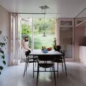 Forty Four House/Fardaa - fotografía de interiores, comedor, mesas, sillas, encimeras