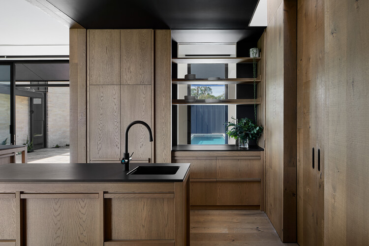 Gruyere Farmhouse / Rachcoff Vella Architecture - Fotografía de interiores, cocina, encimeras, fregadero