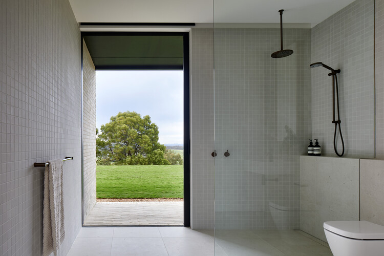 Gruyere Farmhouse / Rachcoff Vella Architecture - Fotografía de interiores, baños, duchas