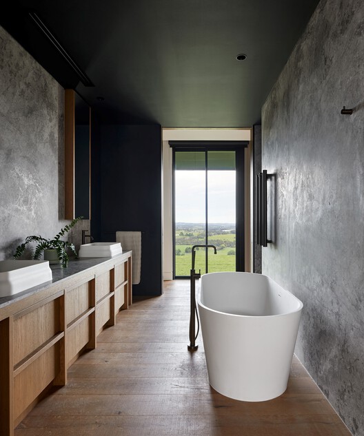 Gruyere Farmhouse / Rachcoff Vella Architecture Gruyere Farmhouse / Rachcoff Vella Architecture - Interior Photography, Bathroom, Bathtub, Windows