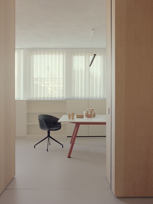 Sede de QuadroDesign / studio wok Sede de QuadroDesign / studio wok - Fotografía interior, Sillas, Ventanas, Mesas