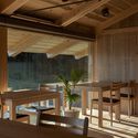 Terabe Hotel / Tomoaki Uno Architects - fotografía de interiores, comedor, mesas, sillas, vigas