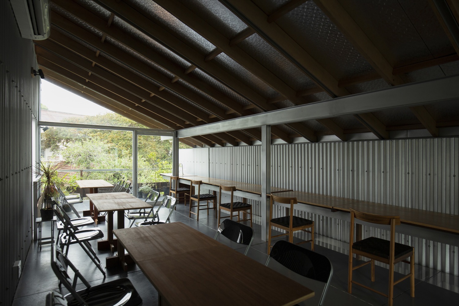 Café Ton / TON Architects - Fotografia de Interiores, Viga, Mesa, Cadeira