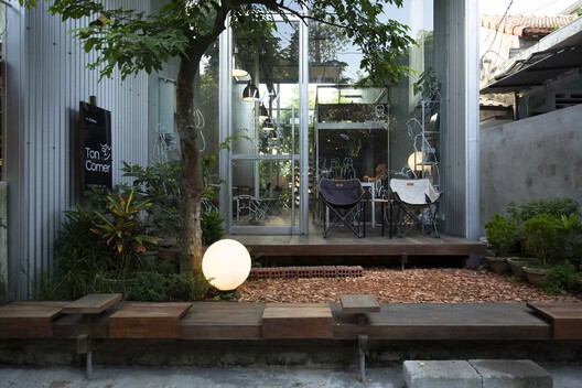 Ton Corner Coffee Shop / TON Architects - Image 7 of 28
