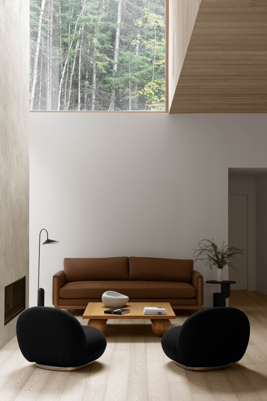 Q8 Residence / MRDK - Interior Photography, Living Room, Sofa, Wood
