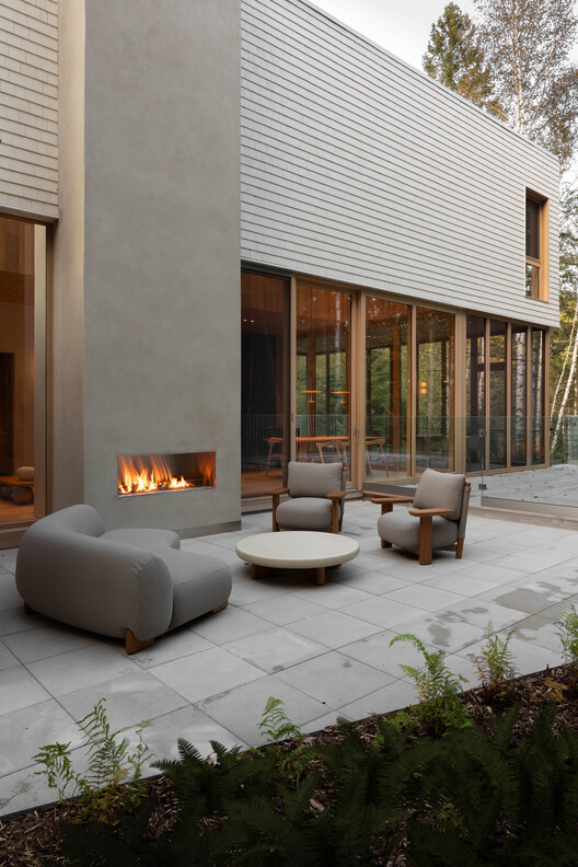 Q8 Residence / MRDK - Interior Photography, Living Room, Lighting, Brick, Chair