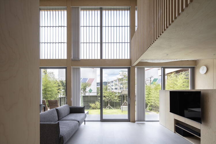 INKYO, una pequeña casa en Daegu / DHPA - fotografía de interiores, sala de estar, ventanas