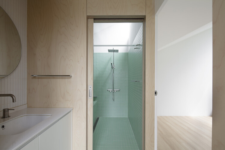 INKYO, una pequeña casa en Daegu / DHPA - fotografía de interiores, baño, lavabo, puerta