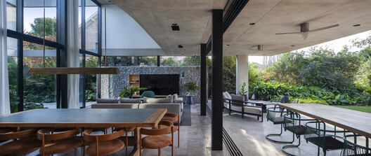 Oval House / Jorgelina Tortorici & Asociados - Fotografía interior, Comedor, Mesas