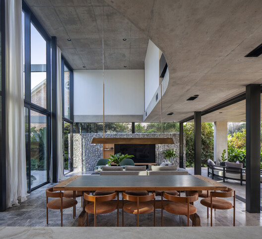 Oval House / Jorgelina Tortorici & Asociados - Fotografía interior, Comedor, Mesas, Sillas, Ventanas, Fijación Vigas