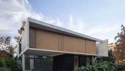 Oval House  / Jorgelina Tortorici & Asociados + Nicolás Lanza