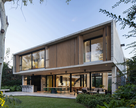 Oval House / Jorgelina Tortorici & Asociados - Fotografía exterior, Ventanas, Fachada