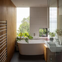 Villa en Sal Street / Parsonson Architects - fotografía de interiores, baño, ventanas, bañera, lavabo
