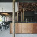 Casa ZPK / GoGo1122 - Fotografía de interiores, cocina, mesa, sillas, encimeras, vigas