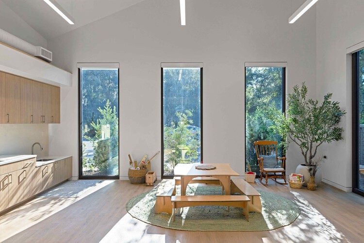 Preescolar de arte / Boyd Architects - fotografía de interiores, mesas, ventanas