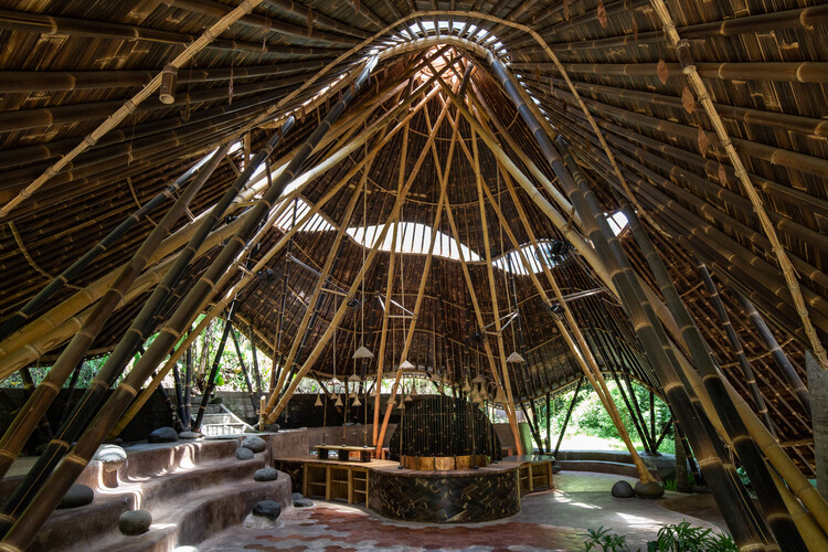 Dapur Naga Cocina y Comedor Comunal / Bamboo U - Imagen 1 de 19