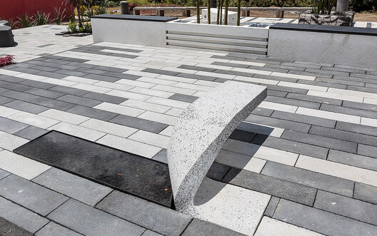 De piezas prefabricadas a mobiliario urbano: 4 proyectos arquitectónicos con soluciones en hormigón - Imagen 4 de 12