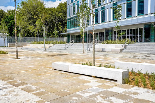 De piezas prefabricadas a mobiliario urbano: 4 proyectos arquitectónicos con soluciones en hormigón - Imagen 6 de 12