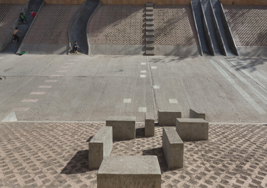 De piezas prefabricadas a mobiliario urbano: 4 proyectos arquitectónicos con soluciones en hormigón - Imagen 1 de 12