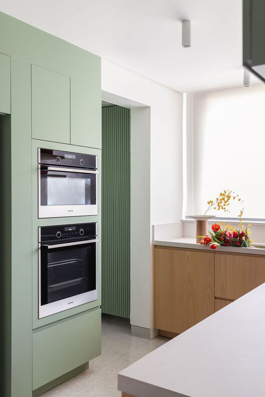 Vibrancy and Utility: Embracing Color in Urban Apartment Kitchens - Image 14 of 34