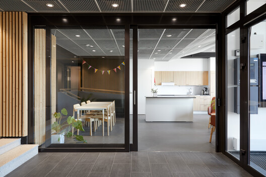 云街区社会包容性住宅 / INARO Integrated Architecture Office - 室内图, 厨房, 桌子, 椅子, 表皮