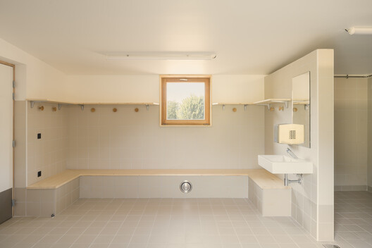 Vestuarios y Casa Club de instalaciones deportivas / Anthony Laffargue - Fotografía interior, Tarjas, Tinas, Baño