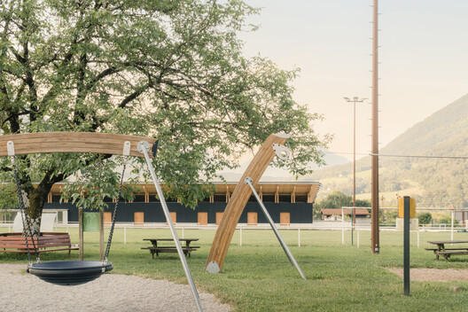 Vestuarios y Casa Club de instalaciones deportivas / Anthony Laffargue - Fotografía exterior