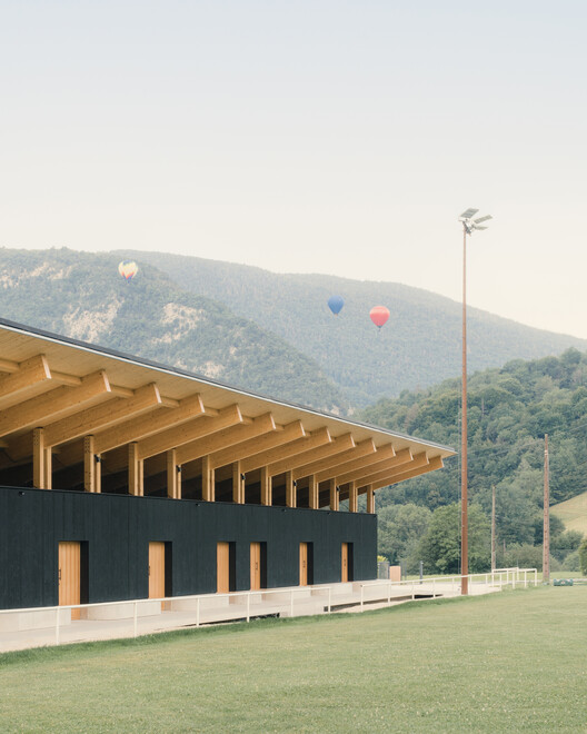 Vestuarios y Casa Club de instalaciones deportivas / Anthony Laffargue - Imagen 19 de 33