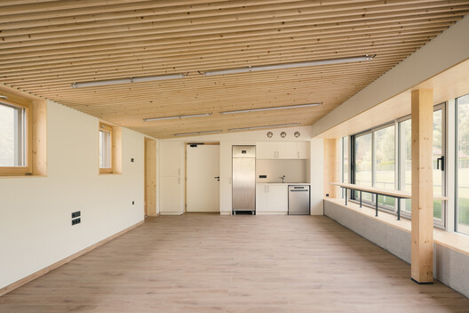 Vestuarios y Casa Club de instalaciones deportivas / Anthony Laffargue - Fotografía interior, Ventanas