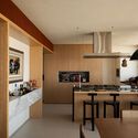 Apartamento Cubo Mágico / Chalabi Arquitetos - Fotografia de Interiores, Cozinha, Bancada, Mesa, Cadeira