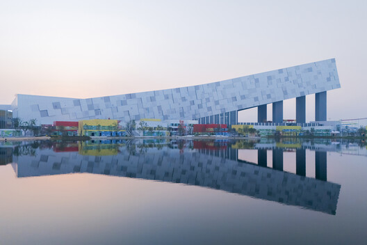 武汉甘露山国际滑雪场 / CLOU 柯路建筑 武汉甘露山国际滑雪场 / CLOU 柯路建筑 - 建筑图, 滨水