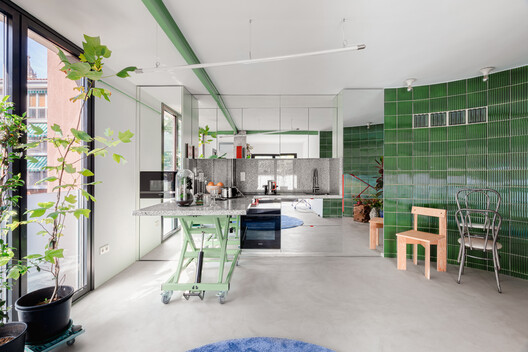 Apartamento Protótipo Doméstico Não Planejado / Ismael Medina Manzano Architecture  - Fotografia de Interiores, Cozinha, Janela, Cadeira