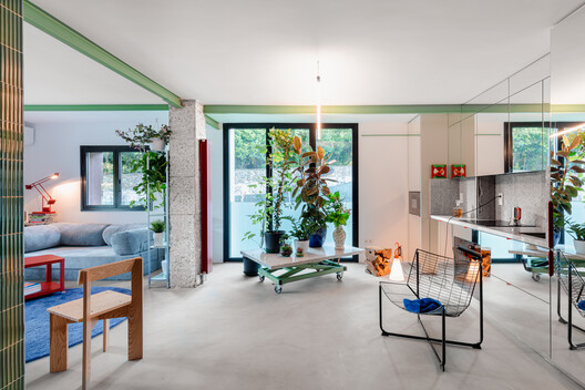 Apartamento Protótipo Doméstico Não Planejado / Ismael Medina Manzano Architecture  - Fotografia de Interiores, Sala de Estar, Mesa, Cadeira, Janela