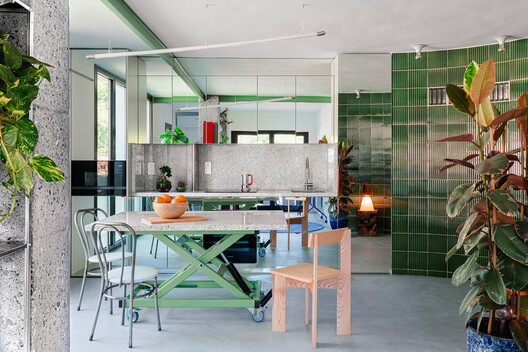 Apartamento Protótipo Doméstico Não Planejado / Ismael Medina Manzano Architecture  - Fotografia de Interiores, Cozinha, Mesa, Cadeira