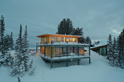 Creating Winter Retreats: Snow Resorts and Vacation Home Typologies - Image 4 of 31
