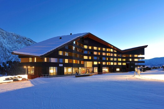 Creating Winter Retreats: Snow Resorts and Vacation Home Typologies - Image 21 of 31