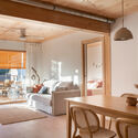 12 apartamentos en Dosrius / Bunyesc Arquitectura Eficient SLP - Fotografía interior, Apartamentos, Sillas, Iluminación, Mesas