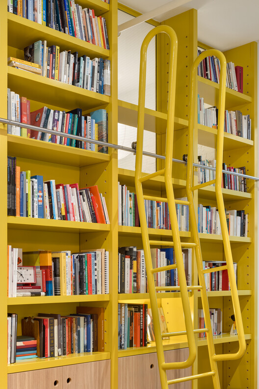 Estudio en Soho / PRODUCTORA - Fotografía interior, Armarios, Estanterías, Escaleras