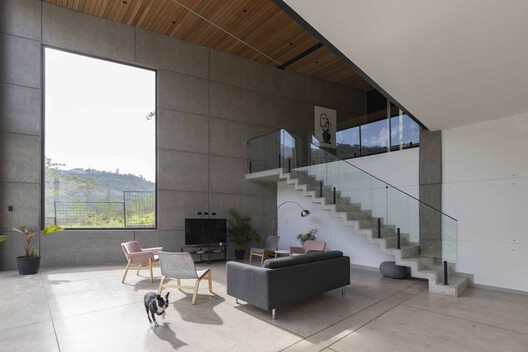 Casa Puruma / Bernardo Bustamante Arquitectos - Fotografía interior, Sala de estar, Escaleras, Concreto