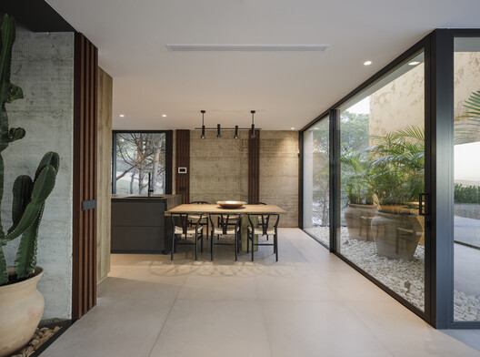 Villa Las Nubes / Flow81 - Fotografía interior, Comedor, Madera, Puerta, Sillas