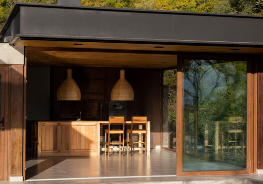 Casa Fai / MedinaMas/Arq - Fotografía exterior, Madera, Puerta, Encimera, Sillas