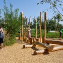 Playgrounds no Parque Jaworek, em Tychy / RS + Robert Skitek - Fotografia de Exterior, Madeira