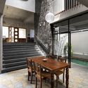 Casa TropiBox Kochi / TAB/Tropical Architecture Bureau - Fotografía interior, Casas, Escaleras, Iluminación, Sillas