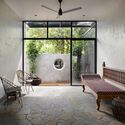 Casa TropiBox Kochi / TAB/Tropical Architecture Bureau - Fotografía interior, Casas, Sillas