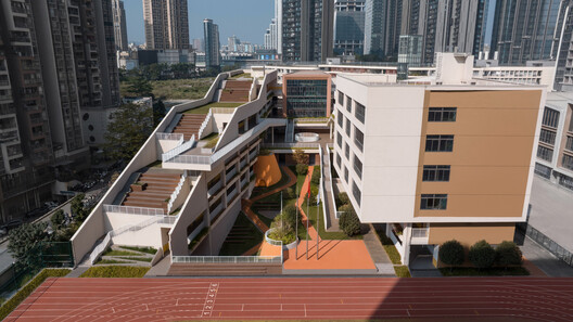 Escuela Secundaria de Lenguas Extranjeras Qingquan / Yijing Architectural Design - Imagen 2 de 30