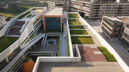 Escuela Secundaria de Lenguas Extranjeras Qingquan / Yijing Architectural Design - Imagen 11 de 30