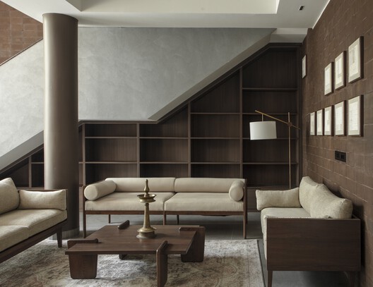 2025 Color Trends in Architecture: Embracing Earth Tones and Vibrant Hues - Image 7 of 13